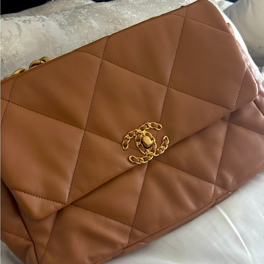 CHANEL 19 FLAP LIKE NEW